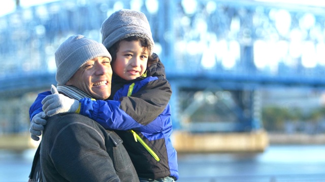 西班牙男孩和父亲冬天在城市海滨视频素材