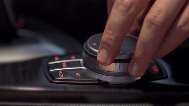 现代汽车中手动调节汽车控制面板车轮视频下载