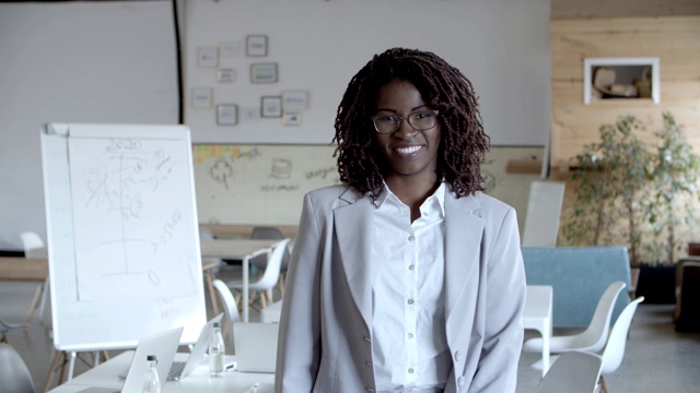 笑容可掬的非洲裔美国女商人视频素材