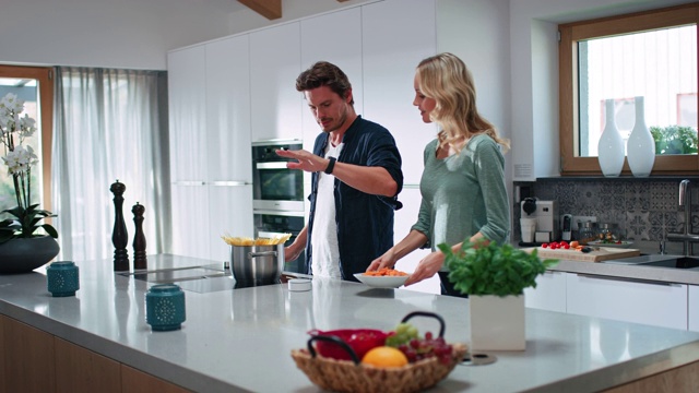 男人在家做饭时使用智能设备视频下载