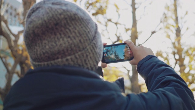 一名游客在东京秋季公园自拍视频下载
