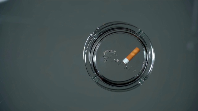 把烟灰缸里的香烟熄灭视频素材