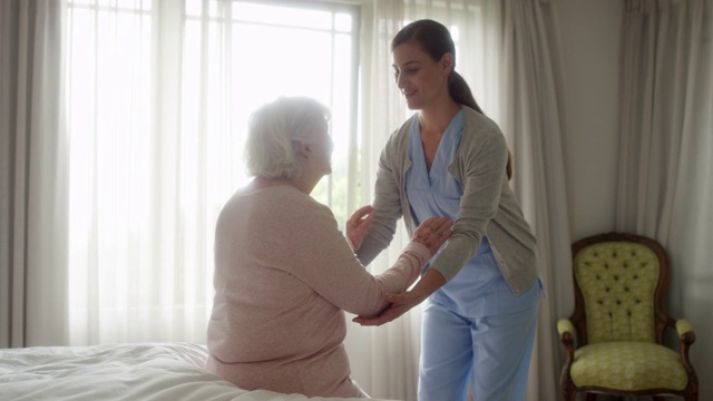 护士协助老年妇女在家行走视频下载