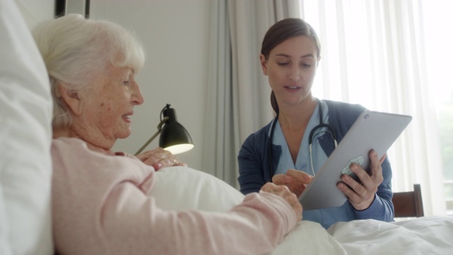 护理人员与一位老妇人讨论病历视频下载