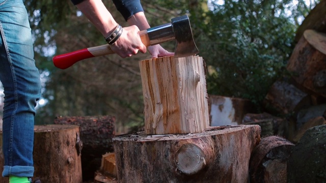 伐木工人用斧头轻敲木头。视频素材