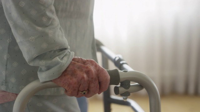 在家帮助老妇人走路的看护者视频下载