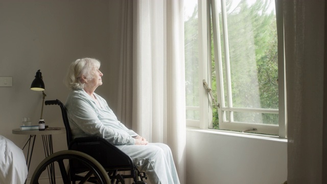 坐在轮椅上的体贴的老妇人视频下载