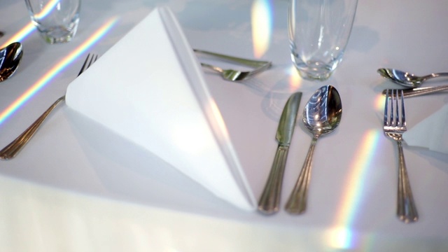 餐具、餐巾和玻璃杯的餐桌布置。视频下载