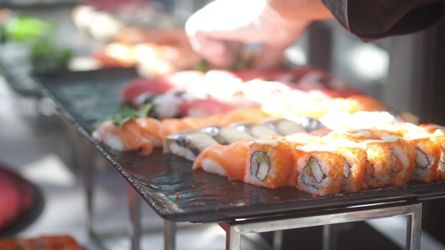 美味的寿司吧在自助餐的角落，为自助式婚礼室内活动。视频素材