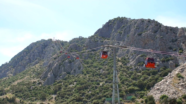 以山为背景的带有红色拖车的缆车。安塔利亚土耳其。视频素材