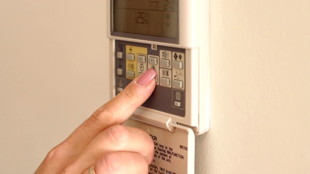 壁挂式空调遥控，可调节室内温度。特写镜头视频素材