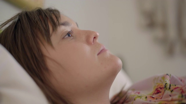 一位悲痛欲绝的女人躺在床上读分手信视频下载