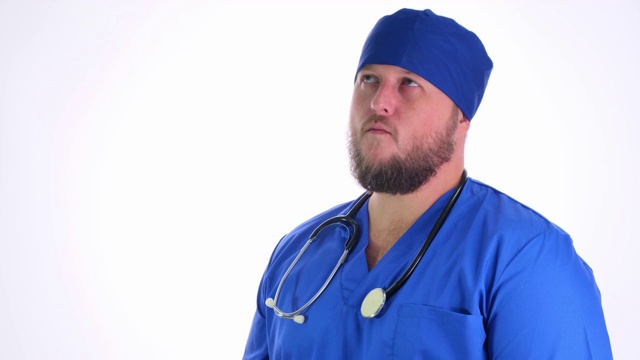 留着胡子的医生，穿着蓝色的衣服，脖子上挂着一个语音镜，在白色的背景下跳舞视频素材