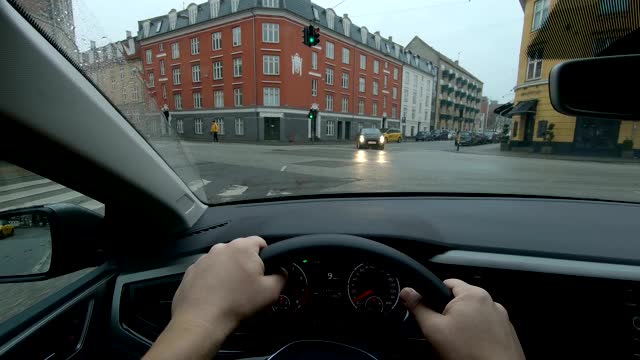 哥本哈根no ørrebro POV人车辆日行驶在汽车仪表板内视频素材