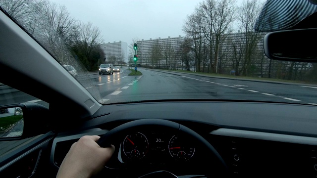 哥本哈根POV人车日驾驶在汽车仪表板内视频素材