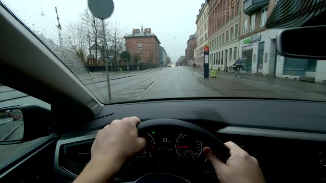 Vesterbro Copenhagen POV人车辆日驾驶在汽车仪表盘内视频素材