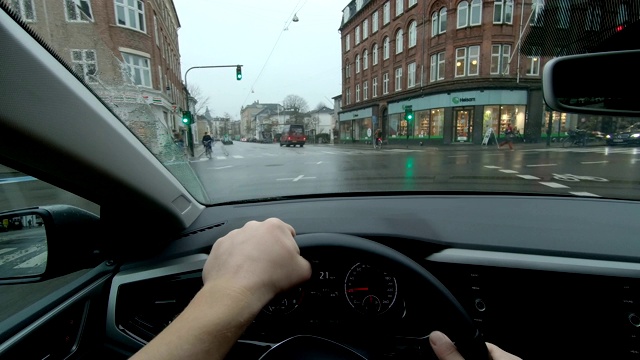 腓特烈斯堡哥本哈根POV人车辆日驾驶在汽车仪表板内视频素材