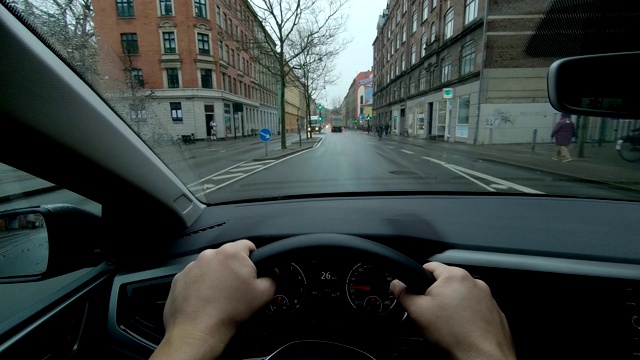 腓特烈斯堡哥本哈根POV人车辆日驾驶在汽车仪表板内视频素材