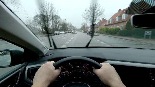西北哥本哈根POV人车日行驶在汽车仪表板内视频素材