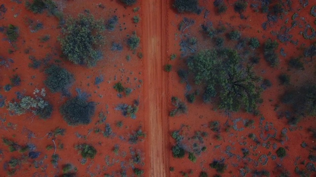 澳大利亚内陆红色中心道路的鸟瞰图视频下载