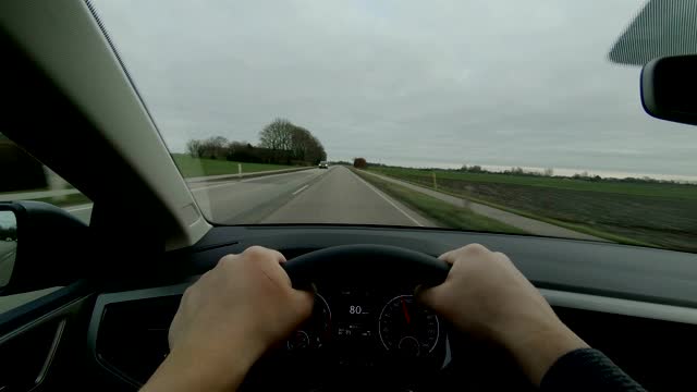 丹麦洛兰POV人车日驾驶转向车仪表盘视频素材