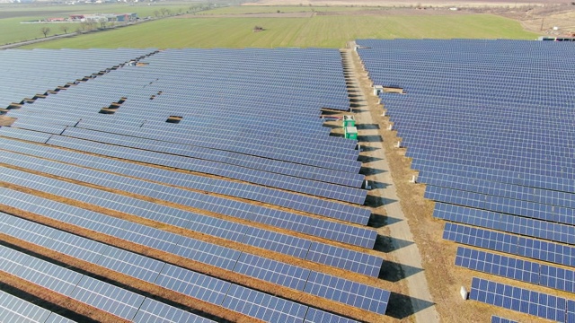鸟瞰图，飞越太阳能电池板光电发电站。视频素材