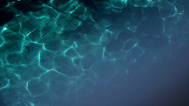 游泳池水反射顶视图视频素材