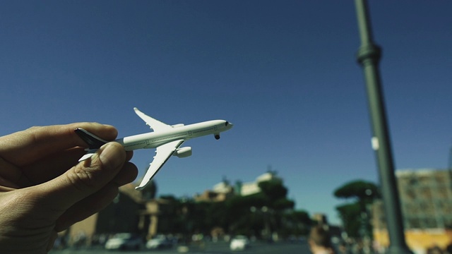 的旅程。玩具飞机在罗马城的背景下飞行。意大利。视频下载