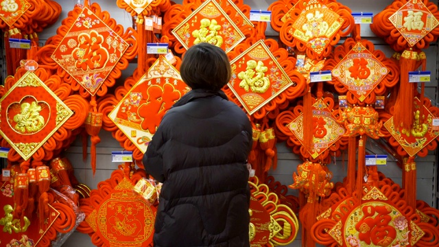 女性选择中国结庆祝中国的春节视频素材