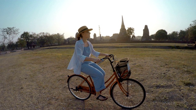 在大城府戴着宽边帽骑着自行车的4K女性视频下载