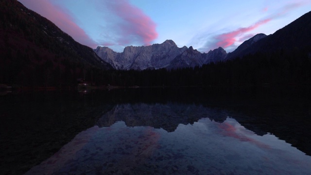 湖和山。秋天的风景意大利阿尔卑斯山，白云石，意大利，欧洲视频素材