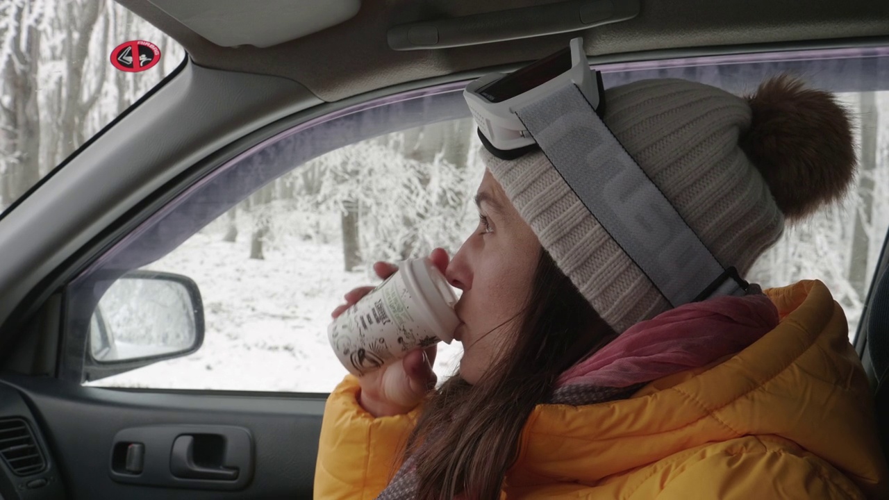 汽车观点。滑雪后喝咖啡休息一下。滑雪胜地的冬季度假。视频素材