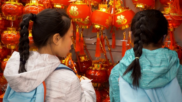 小女孩们选择灯笼庆祝春节视频素材