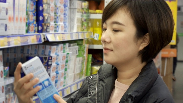 在超市购物的女人视频素材