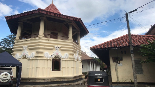 康提，斯里兰卡，一座建筑在寺庙的场地上视频素材