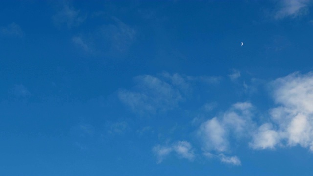 蓝色天空上白云的时间流逝剪辑。美丽的cloudscape视频下载