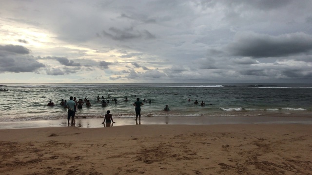 斯里兰卡的希卡杜瓦，阴天的海滩上视频下载