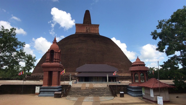 Anuradhapura，斯里兰卡，神庙穹顶的天空视频下载
