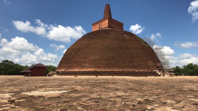 Anuradhapura，斯里兰卡，圆顶前的石板视频下载