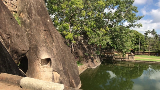 Anuradhapura，斯里兰卡，从阳台到寺庙的湖视频素材