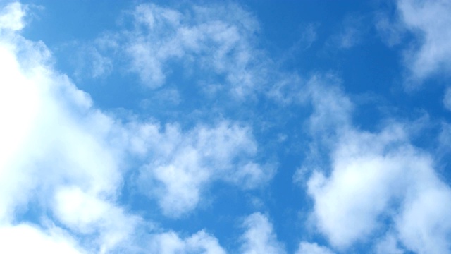 蓝色天空上白云的时间流逝剪辑。美丽的cloudscape视频下载