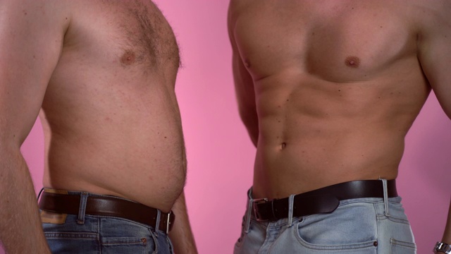 健康饮食与饮食观念。赤裸上身的男人在粉色背景下拍照。比较两个不同的男人，腹部和躯干，在运动训练前后。成功的结果，完美的形体变换视频下载