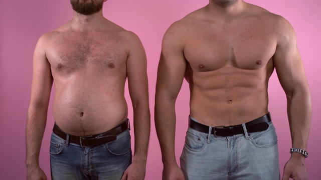 身体经过艰苦的运动训练，两名男子对比，完美的视频激励如何减肥。左边的胖子在给他的肚子充气，肌肉发达的男人在展示他完美的躯干。身体的短期变化，健康饮食和视频下载