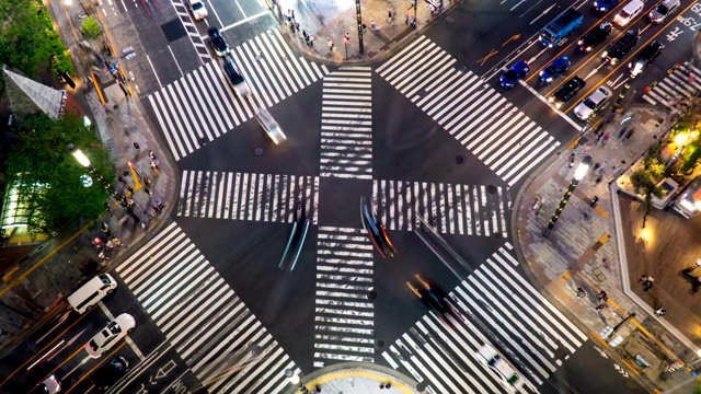 时间推移-鸟瞰图在银座的一个十字路口在夜间时间/东京，日本视频素材