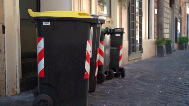 罗马街头的塑料垃圾桶。回收垃圾容器，将垃圾倒入垃圾桶，进一步回收利用。19、垃圾满街，环境污染视频下载