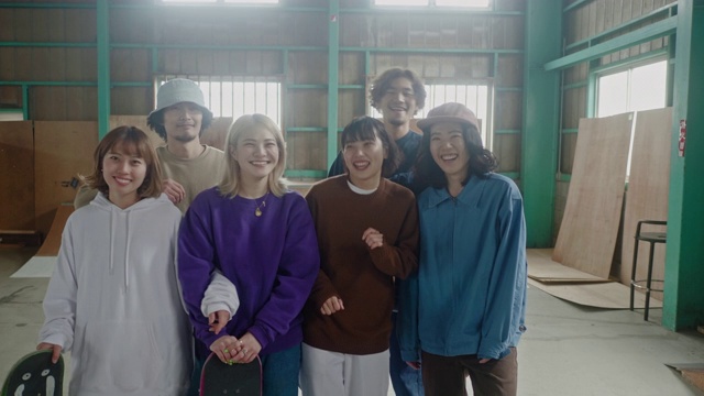 一群日本滑板运动员在跳舞和大笑视频素材