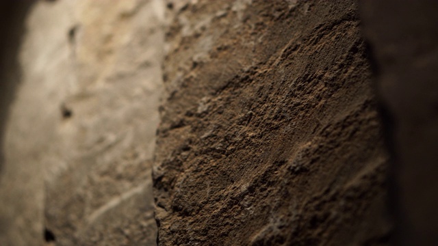天然岩石石材墙与照明原材料loft风格的材料视频素材