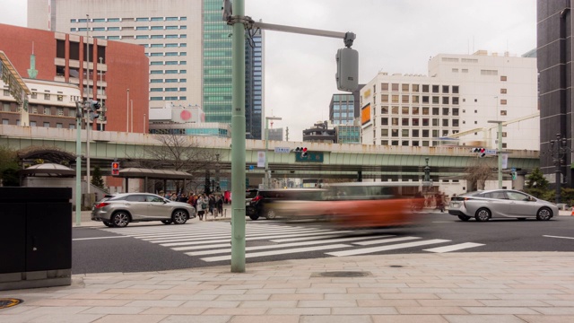 慢镜头:行人在日本桥区拥挤的商人视频下载