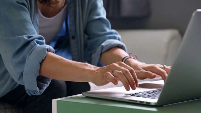 女人的手在笔记本电脑前工作的特写镜头。视频素材