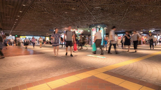在日本福冈市中心的天神购物街上挤满了游客视频素材